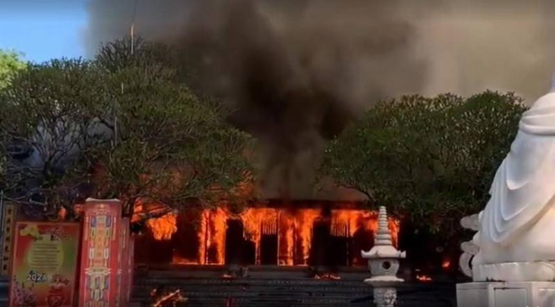 Hình ảnh nhân viên kỹ thuật đang kiểm tra hệ thống báo cháy tự động, một phần quan trọng của trang thiết bị phòng cháy chữa cháy